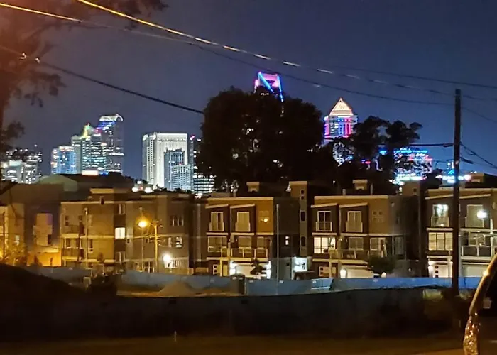 Suite 4, Sleep 6, Walk To Attractions In Uptown