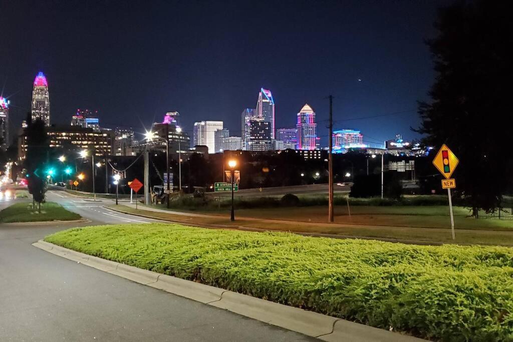 Apartment 4, Sleep 6, Walk To Attractions In Uptown *