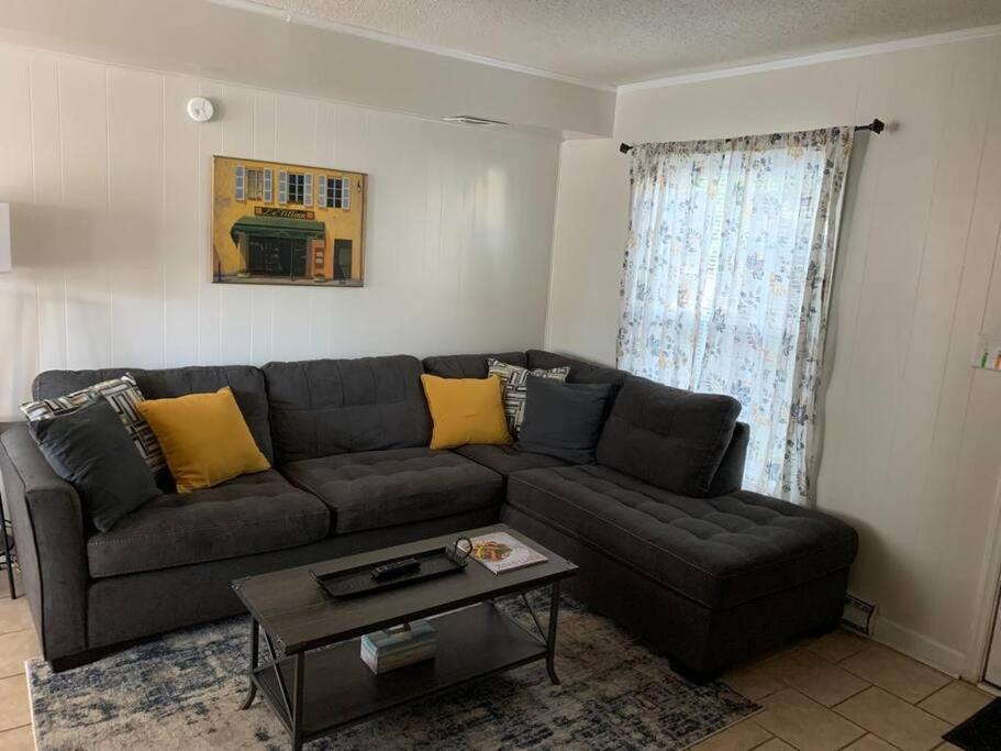 4, Sleep 6, Walk To Attractions In Uptown Apartment *