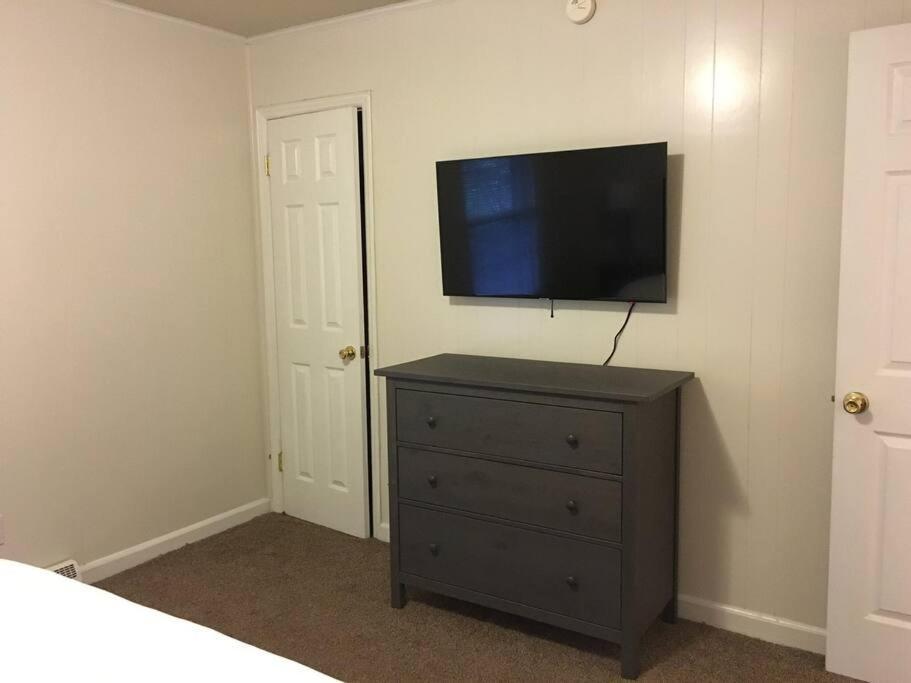 4, Sleep 6, Walk To Attractions In Uptown Apartment *