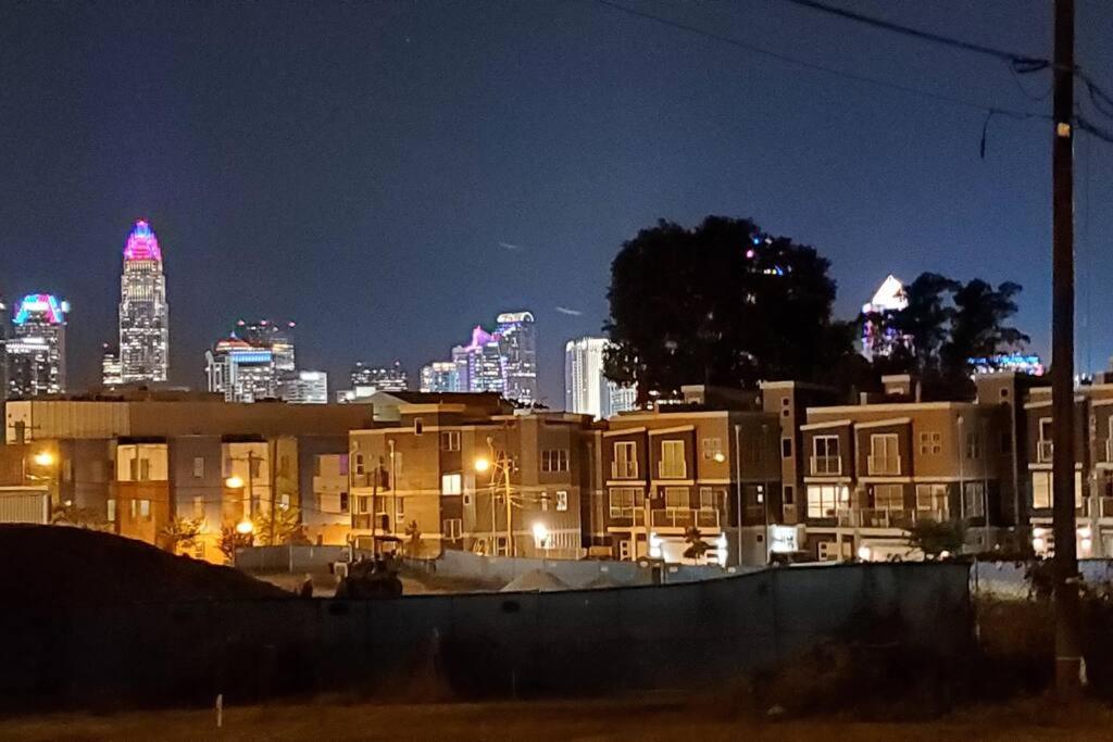 4, Sleep 6, Walk To Attractions In Uptown Charlotte
